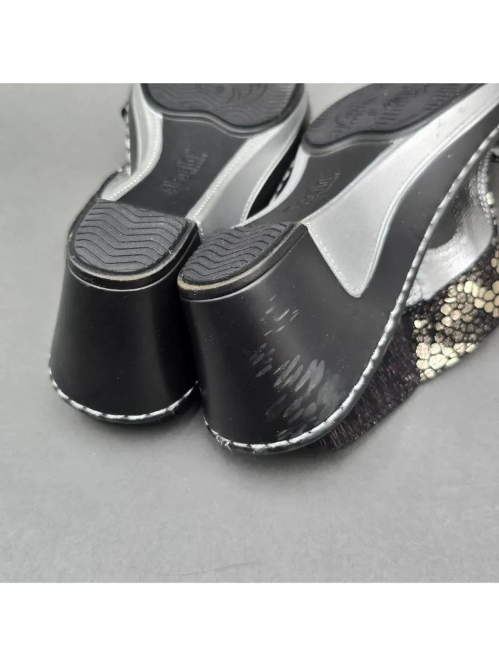 Alegria Lara Pewter Mosaic Wedge Sandals Size 37 T-Strap Comfort Slide - Picture 8 of 13